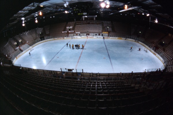 Lillehamer Eishockey Station im Berg 2004